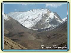 View on the way to Khardungla pass - World's highest motorable road