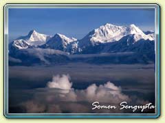 Zoomed view of (R to L) Kabru North, South and Dome, Mt Rahtong, Mt. Kumbhakarna and Mt. Koktang from Darjeeling Mall