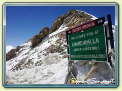 View on the way to Khardungla pass - World's highest motorable road