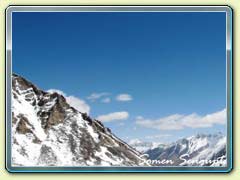 View on the way to Khardungla pass - World's highest motorable road