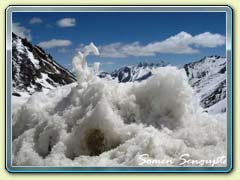 View on the way to Khardungla pass - World's highest motorable road