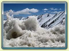 View on the way to Khardungla pass - World's highest motorable road