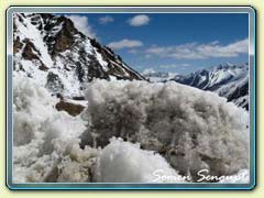 View on the way to Khardungla pass - World's highest motorable road