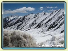 View on the way to Khardungla pass - World's highest motorable road