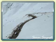 View on the way to Khardungla pass - World's highest motorable road