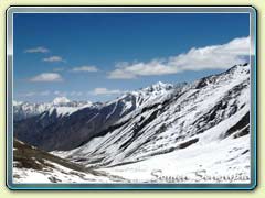 View on the way to Khardungla pass - World's highest motorable road